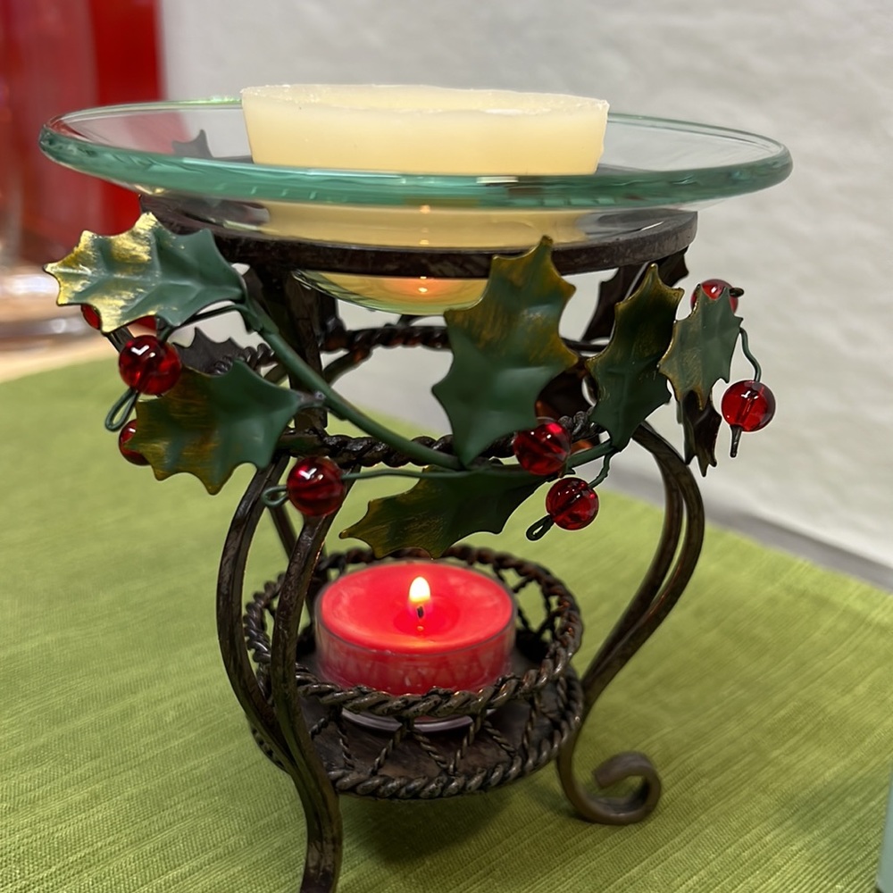 PARTYLITE HOLLY BERRIES AND LEAVES AROMA MELT WARMER